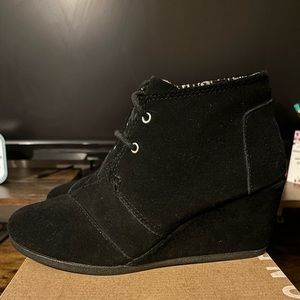 TOMS Women's Black Suede Booties Lace Up Wedge Size 7.5